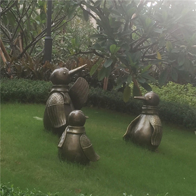 ハンドメイドの青銅色の庭の彫像の屋外の装飾的なペンギンの彫刻