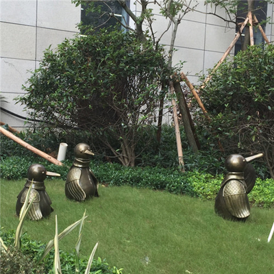 ハンドメイドの青銅色の庭の彫像の屋外の装飾的なペンギンの彫刻