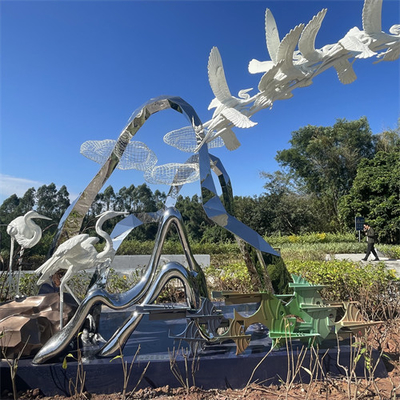 沼地公園のステンレス鋼は現実的なクレーン白鷺の金属の彫刻を彫る