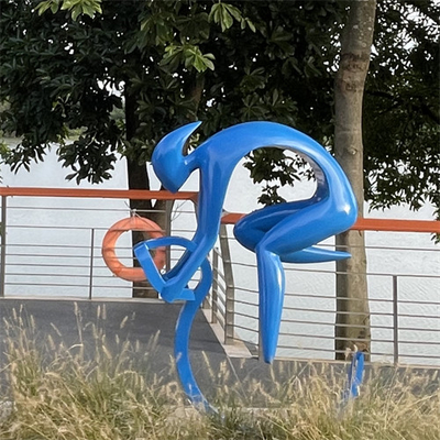 乗車の自転車の絵画屋外の庭は多彩な芸術の金属を彫る
