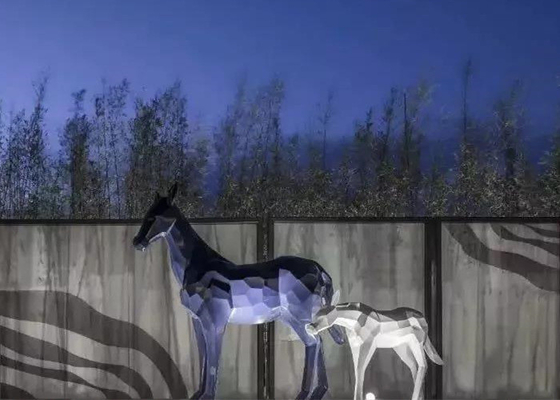 公共庭動物は装飾的なステンレス鋼の馬の彫刻を彫る
