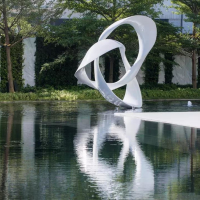 公共の近代美術の庭の彫像はFRPの磨かれたステンレス鋼の彫刻に金属をかぶせる