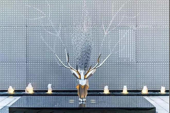 屋外の庭の金属のシカの磨かれるヘッド彫刻の装飾的