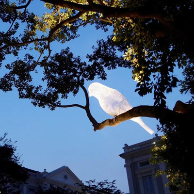公園の木のために装飾的な屋外の金属の鳥の彫刻のガラス繊維の明るい鋼鉄