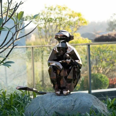 芝生の庭動物は金属の幾何学青銅色猿の彫刻を彫る