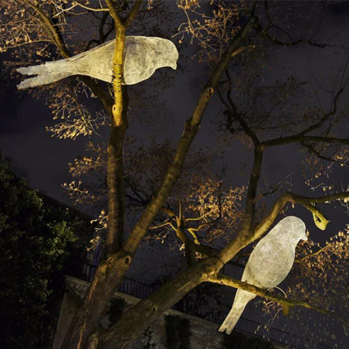 公園の木のために装飾的な屋外の金属の鳥の彫刻のガラス繊維の明るい鋼鉄